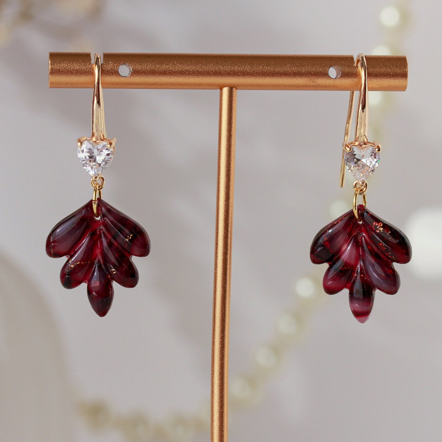 Seraya Wine Marble – Rote Blüten-Ohrringe mit Herzdetail