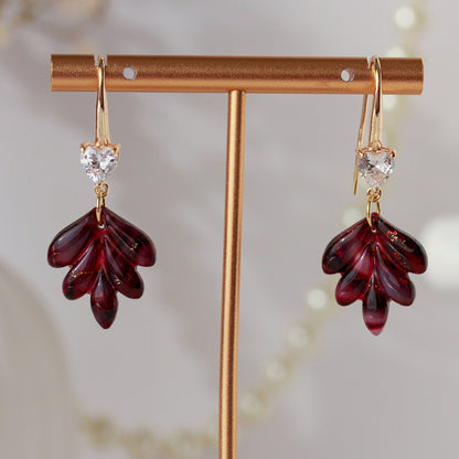 Seraya Wine Marble – Rote Blüten-Ohrringe mit Herzdetail