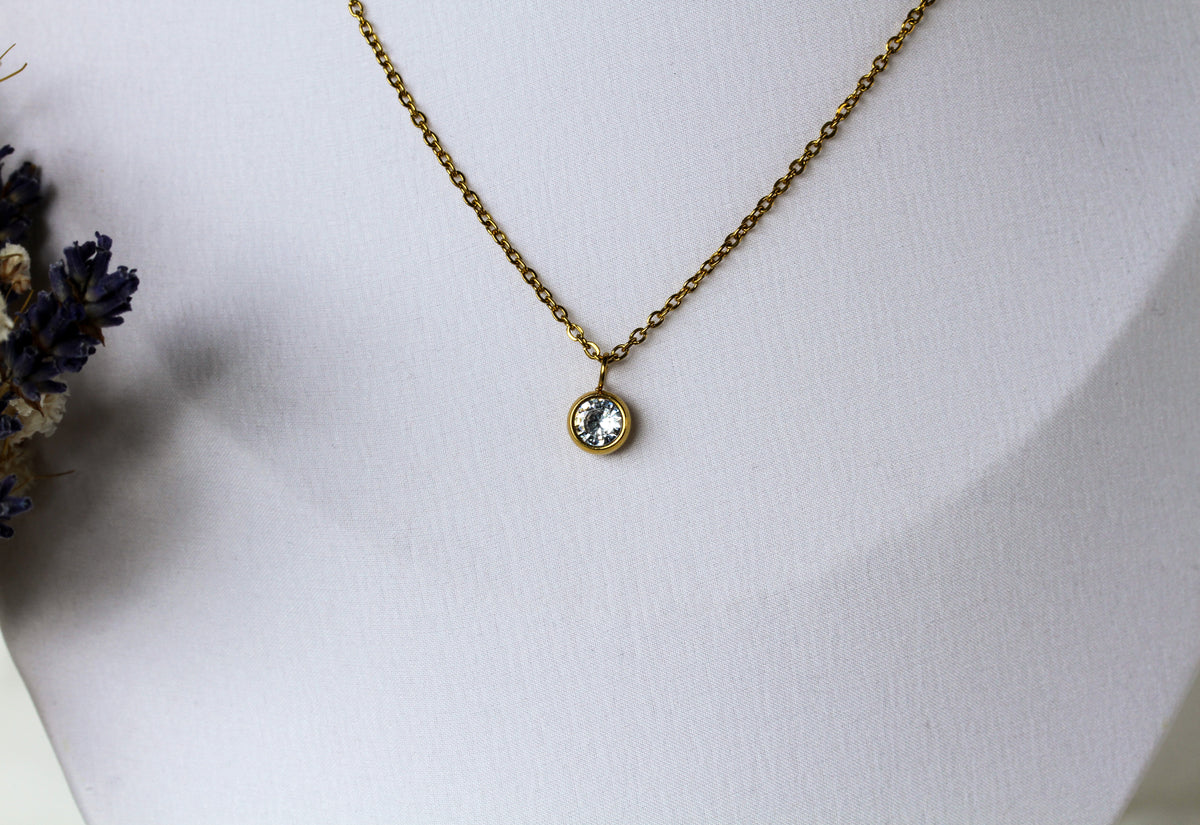 Golden Crystal – Goldfarbene Halskette mit klarem Kristallanhänger