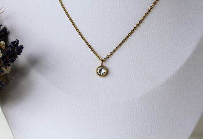 Golden Crystal – Goldfarbene Halskette mit klarem Kristallanhänger