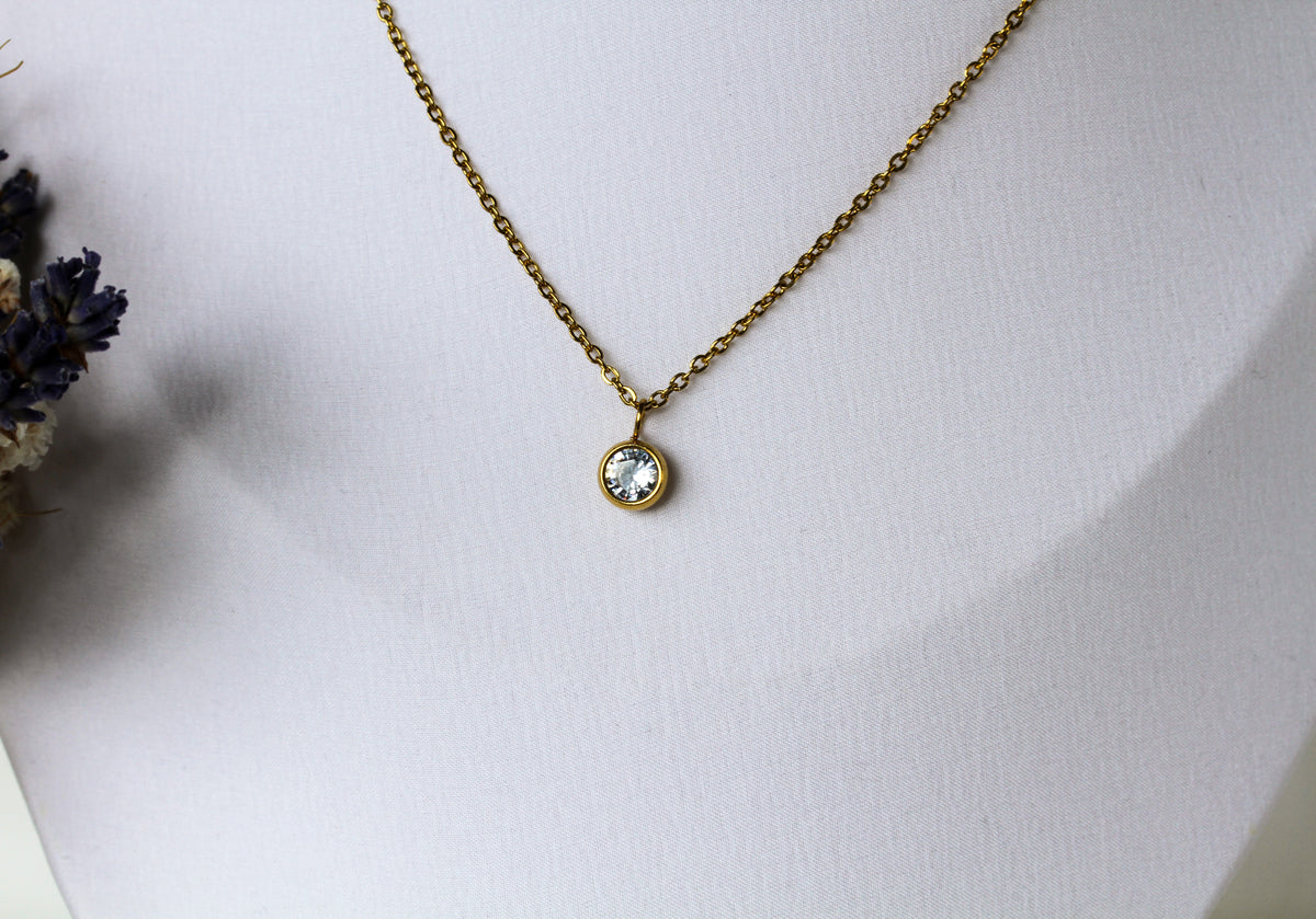 Golden Crystal – Goldfarbene Halskette mit klarem Kristallanhänger