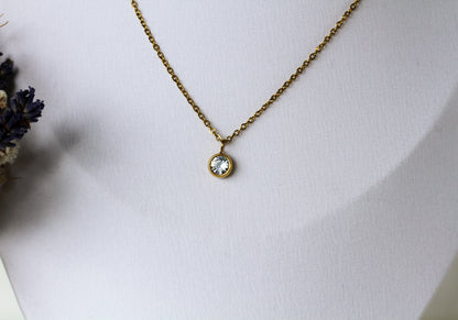 Golden Crystal – Goldfarbene Halskette mit klarem Kristallanhänger