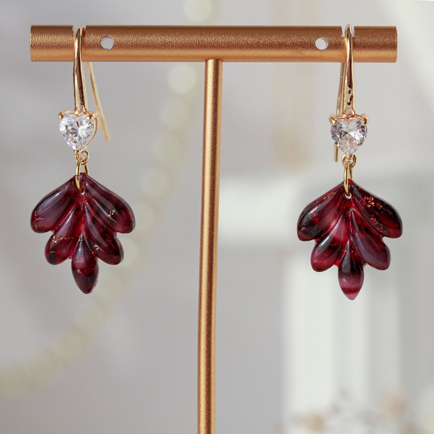 Seraya Wine Marble – Rote Blüten-Ohrringe mit Herzdetail