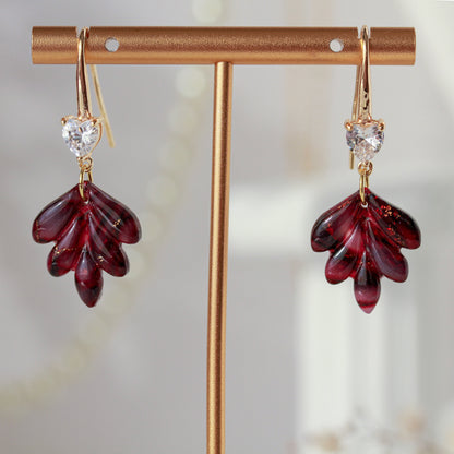 Seraya Wine Marble – Rote Blüten-Ohrringe mit Herzdetail