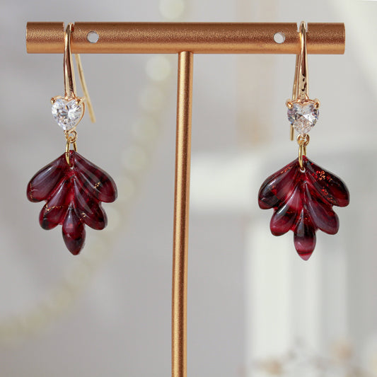 Seraya Wine Marble – Rote Blüten-Ohrringe mit Herzdetail