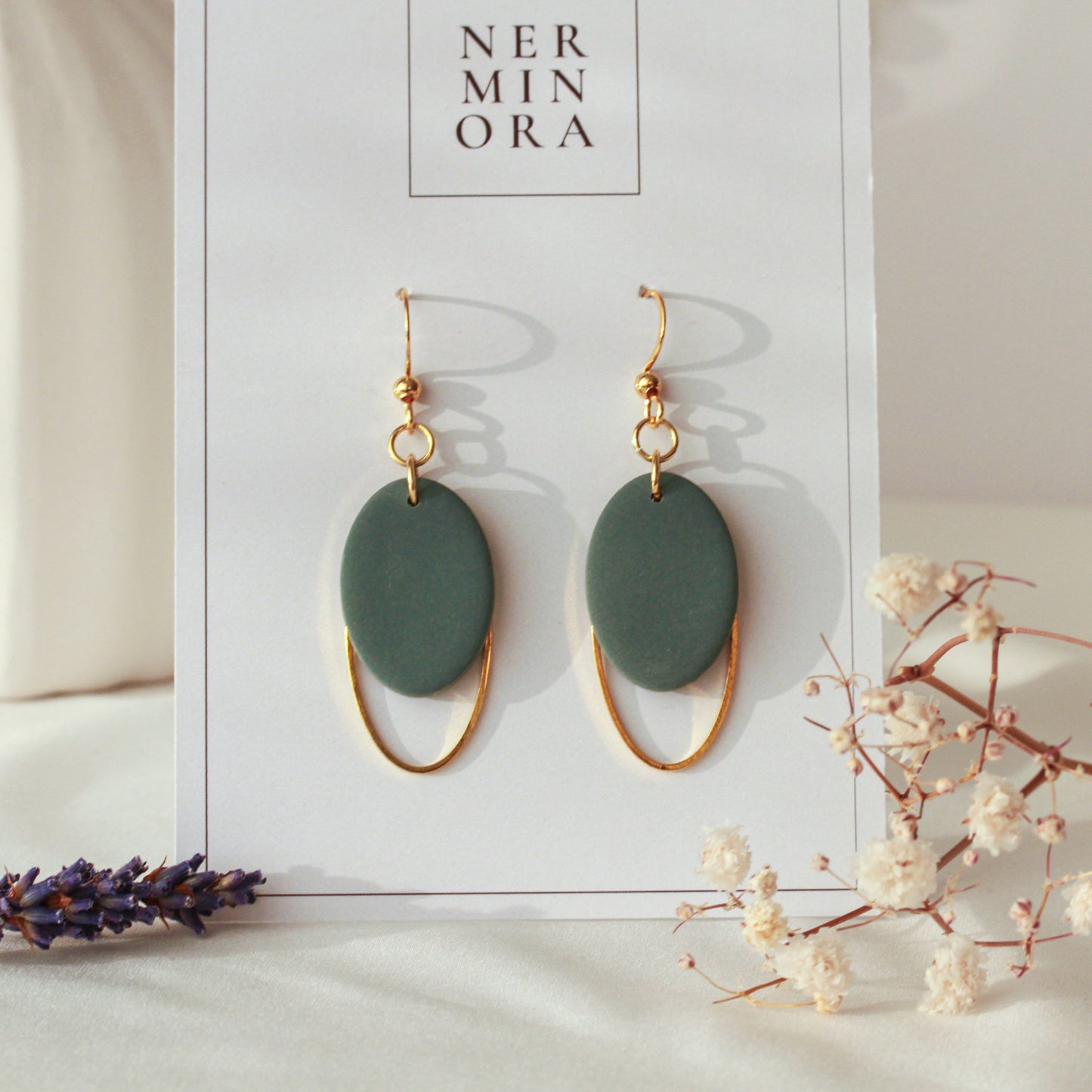 Dewlight Pastel Ovals – Matte Oval-Ohrringe mit Goldbogen