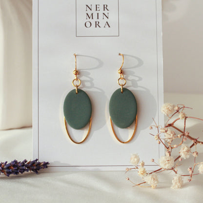 Dewlight Pastel Ovals – Matte Oval-Ohrringe mit Goldbogen