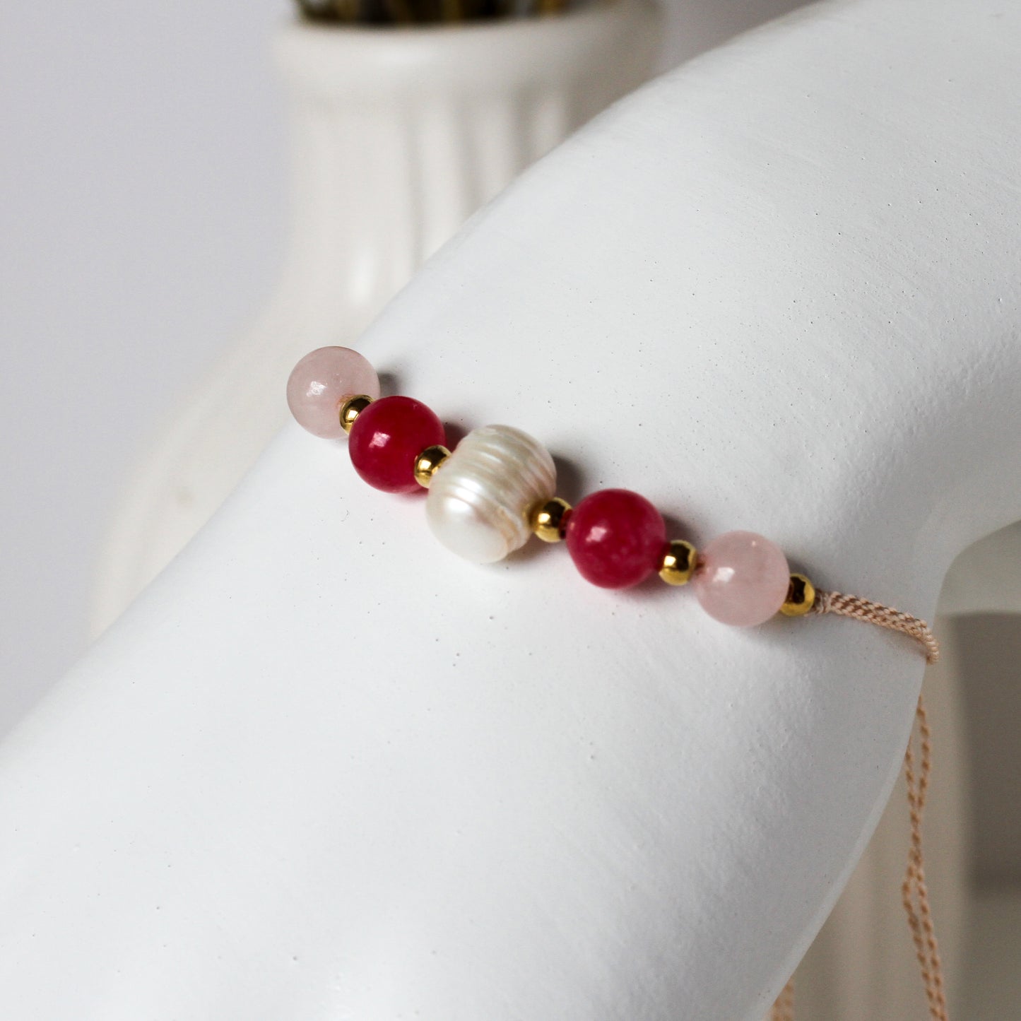Berry Pearl – Armband mit Rosenquarz, Chalcedon & Süßwasserperle
