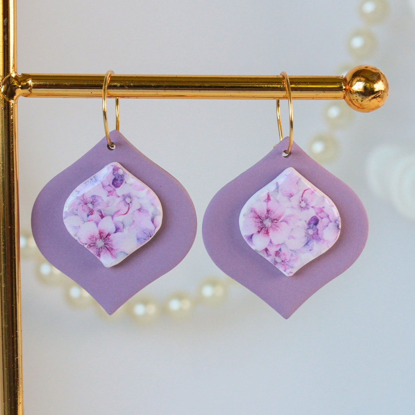 Blossom Whisper Floral Frame – Offene Rauten-Ohrhänger mit buntem Mosaik