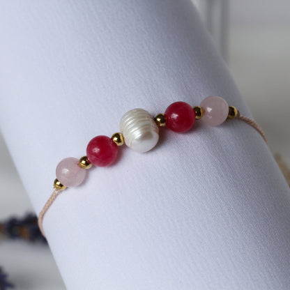 Berry Pearl – Armband mit Rosenquarz, Chalcedon & Süßwasserperle