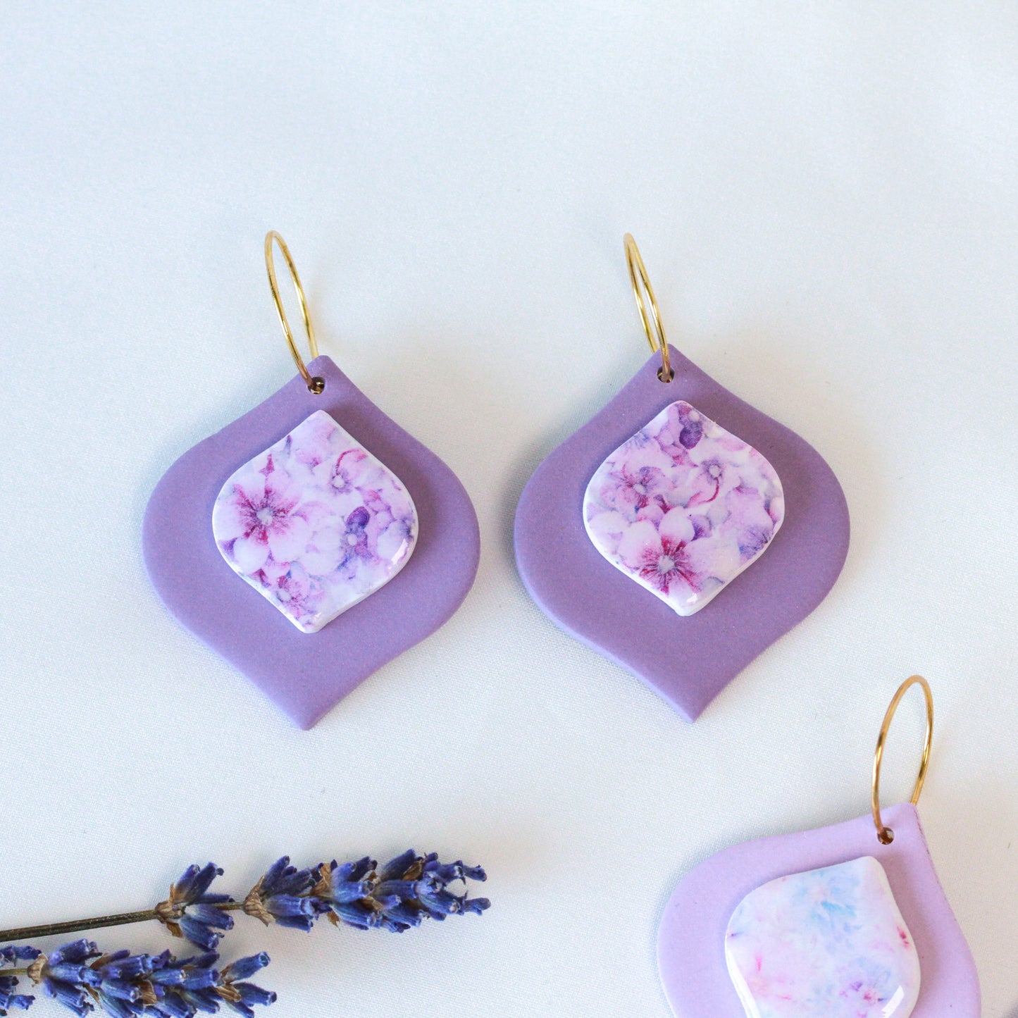 Blossom Whisper Floral Frame – Offene Rauten-Ohrhänger mit buntem Mosaik