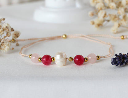 Berry Pearl – Armband mit Rosenquarz, Chalcedon & Süßwasserperle