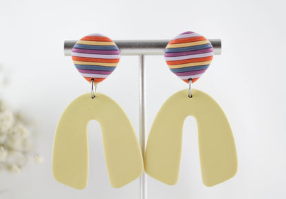 Gelbe Bogen-Ohrringe – Handgemachte Statement-Ohrringe aus Polymer Clay