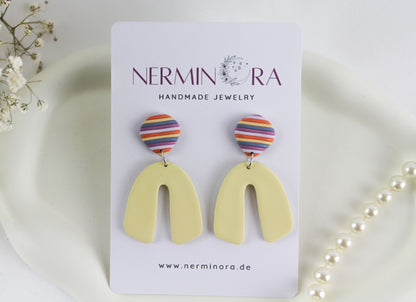 Gelbe Bogen-Ohrringe – Handgemachte Statement-Ohrringe aus Polymer Clay