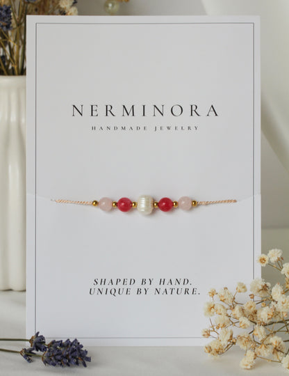 Berry Pearl – Armband mit Rosenquarz, Chalcedon & Süßwasserperle