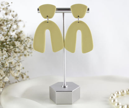 Gelbe Bogen-Ohrringe – Handgemachte Statement-Ohrringe aus Polymer Clay