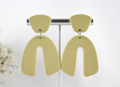 Gelbe Bogen-Ohrringe – Handgemachte Statement-Ohrringe aus Polymer Clay