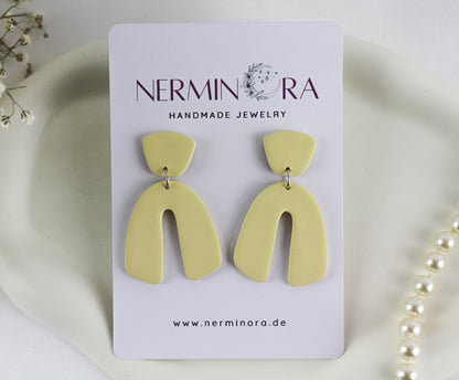 Gelbe Bogen-Ohrringe – Handgemachte Statement-Ohrringe aus Polymer Clay