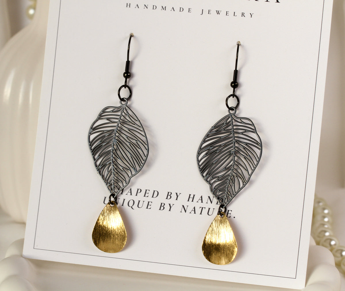 Nyx Aurea – Schwarze Blatt-Ohrringe mit goldenem Tropfen