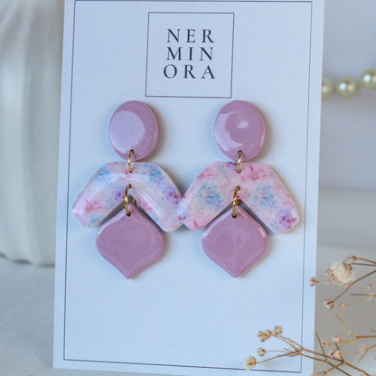 Pastel Soft Bloom – Geometrische Rauten-Ohrhänger in Pastellrosa und Creme
