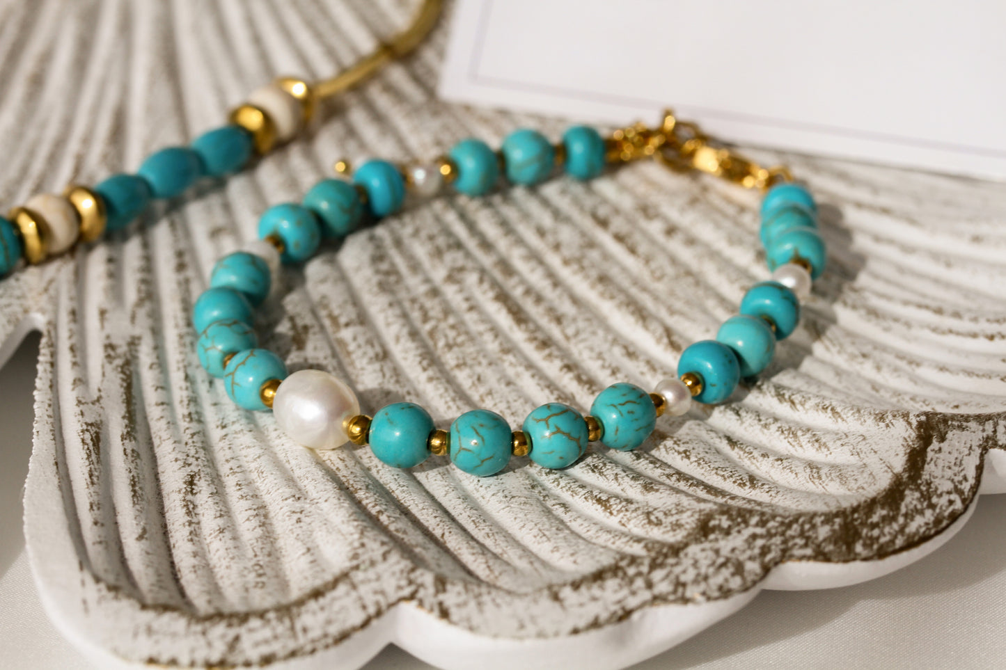 Leucothea Pearl – Türkises Armband mit Süßwasserperle