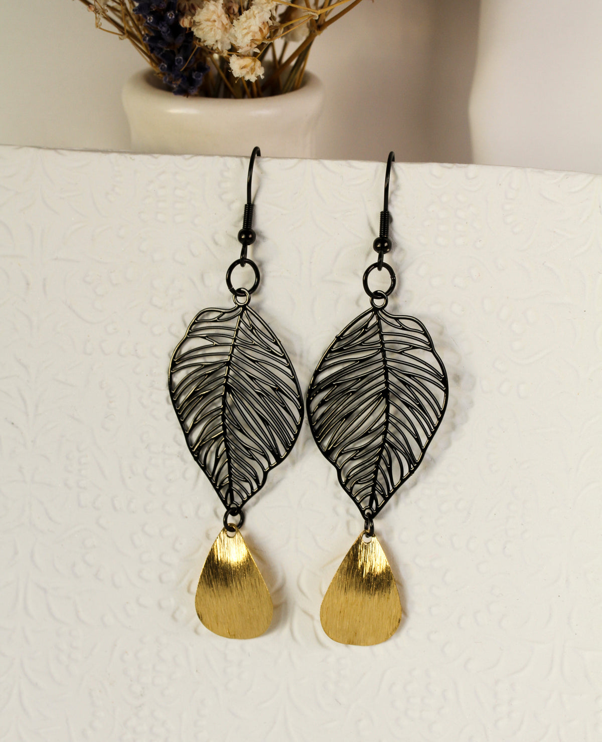 Nyx Aurea – Schwarze Blatt-Ohrringe mit goldenem Tropfen