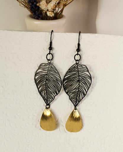 Nyx Aurea – Schwarze Blatt-Ohrringe mit goldenem Tropfen