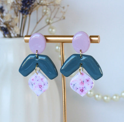 Blush Garden Curve – Dreistufige Ohrhänger mit floralem Musterelement