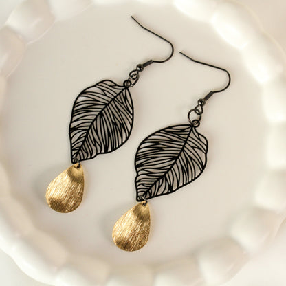 Nyx Aurea – Schwarze Blatt-Ohrringe mit goldenem Tropfen
