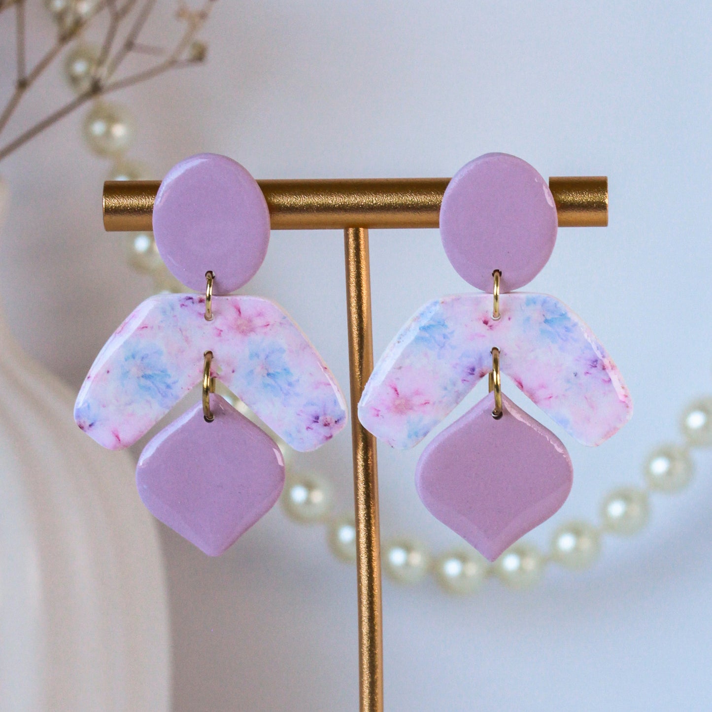 Pastel Soft Bloom – Geometrische Rauten-Ohrhänger in Pastellrosa und Creme
