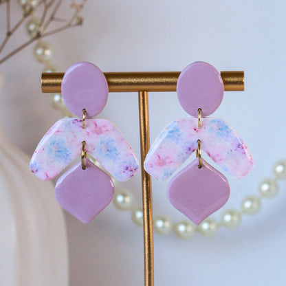 Pastel Soft Bloom – Geometrische Rauten-Ohrhänger in Pastellrosa und Creme