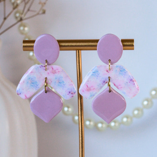 Pastel Soft Bloom – Geometrische Rauten-Ohrhänger in Pastellrosa und Creme