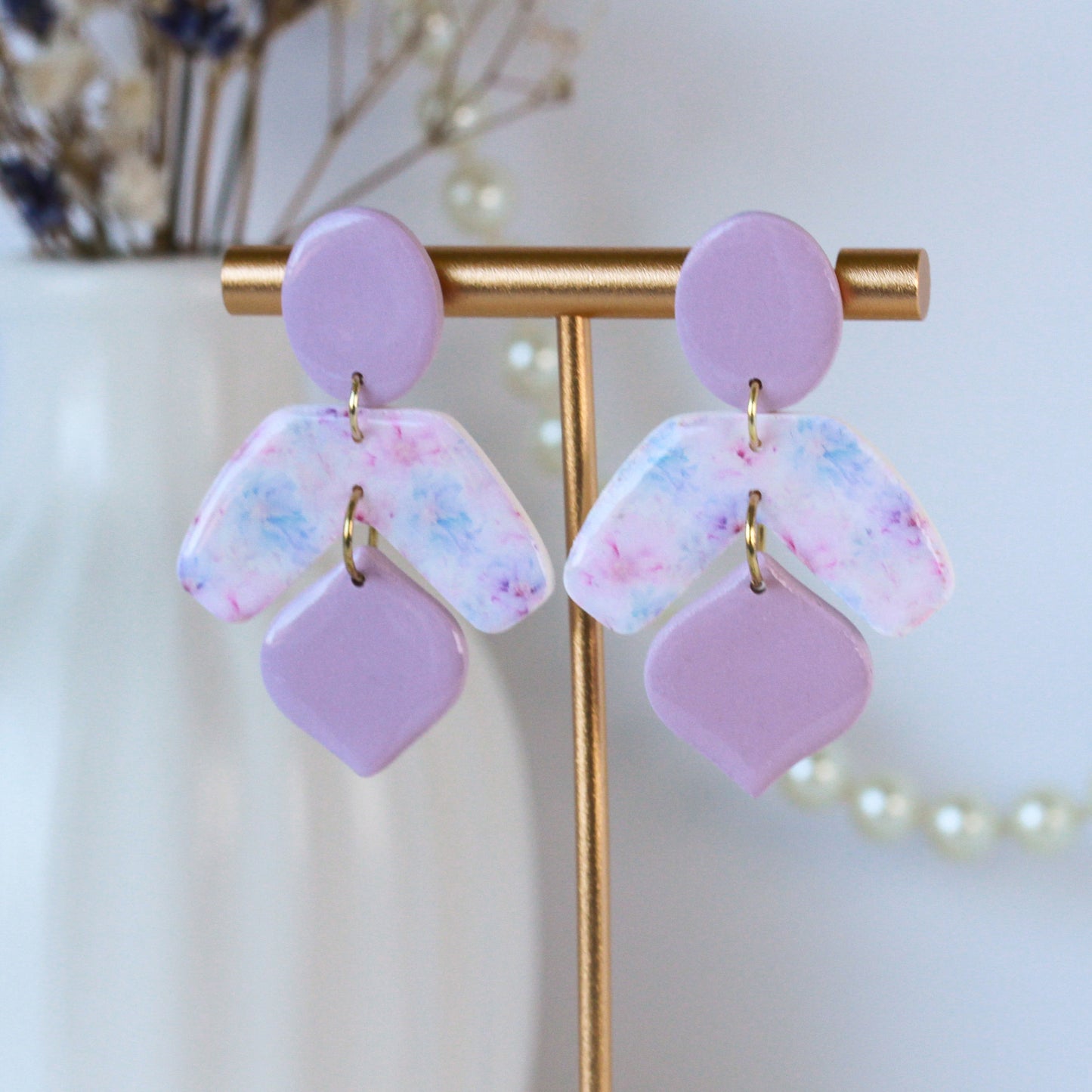 Pastel Soft Bloom – Geometrische Rauten-Ohrhänger in Pastellrosa und Creme