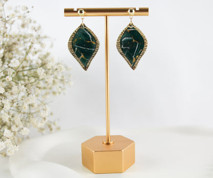 Grüne natursteininspirierte Statement Ohrringe – Kollektion Aureleaf | Handgemacht