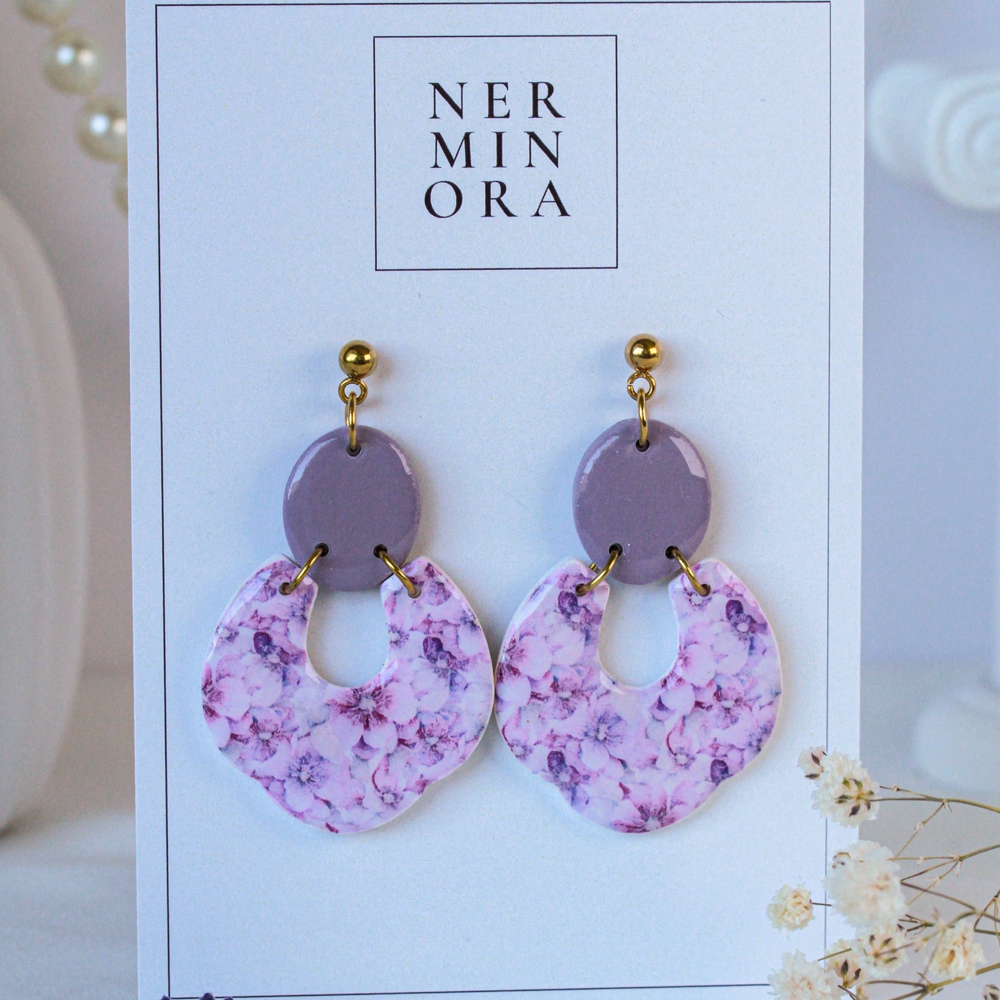 Velvet Blossom Loop – Ovale Rahmen-Ohrringe mit rosa Blütenmuster