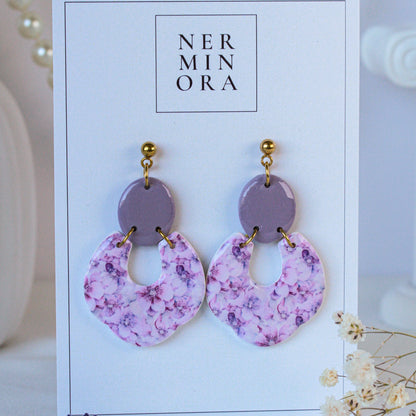 Velvet Blossom Loop – Ovale Rahmen-Ohrringe mit rosa Blütenmuster