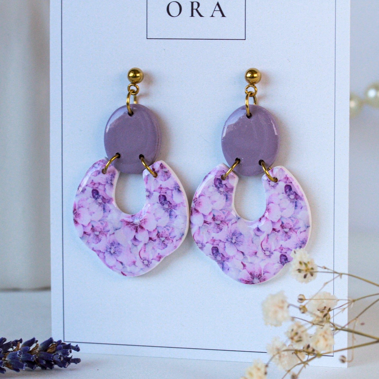 Velvet Blossom Loop – Ovale Rahmen-Ohrringe mit rosa Blütenmuster