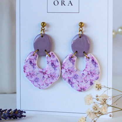 Velvet Blossom Loop – Ovale Rahmen-Ohrringe mit rosa Blütenmuster