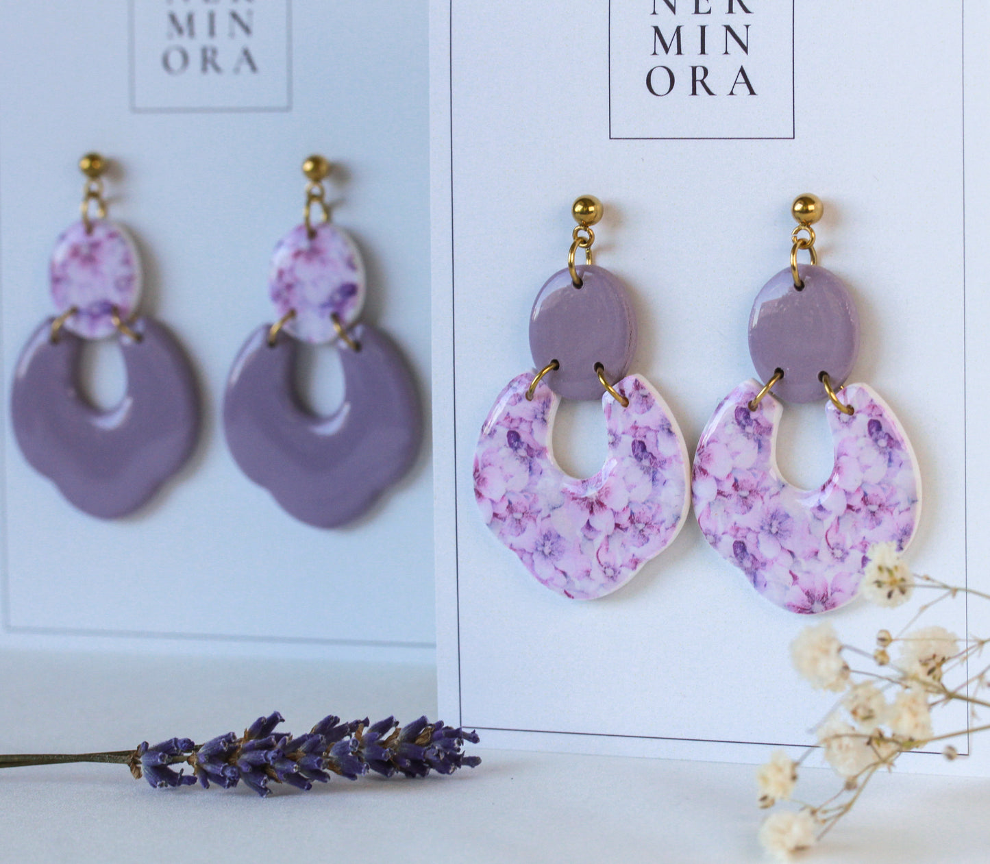 Velvet Blossom Loop – Ovale Rahmen-Ohrringe mit rosa Blütenmuster