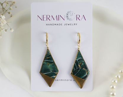 Grüne natursteininspirierte Statement Ohrringe – Kollektion Aureleaf | Handgemacht
