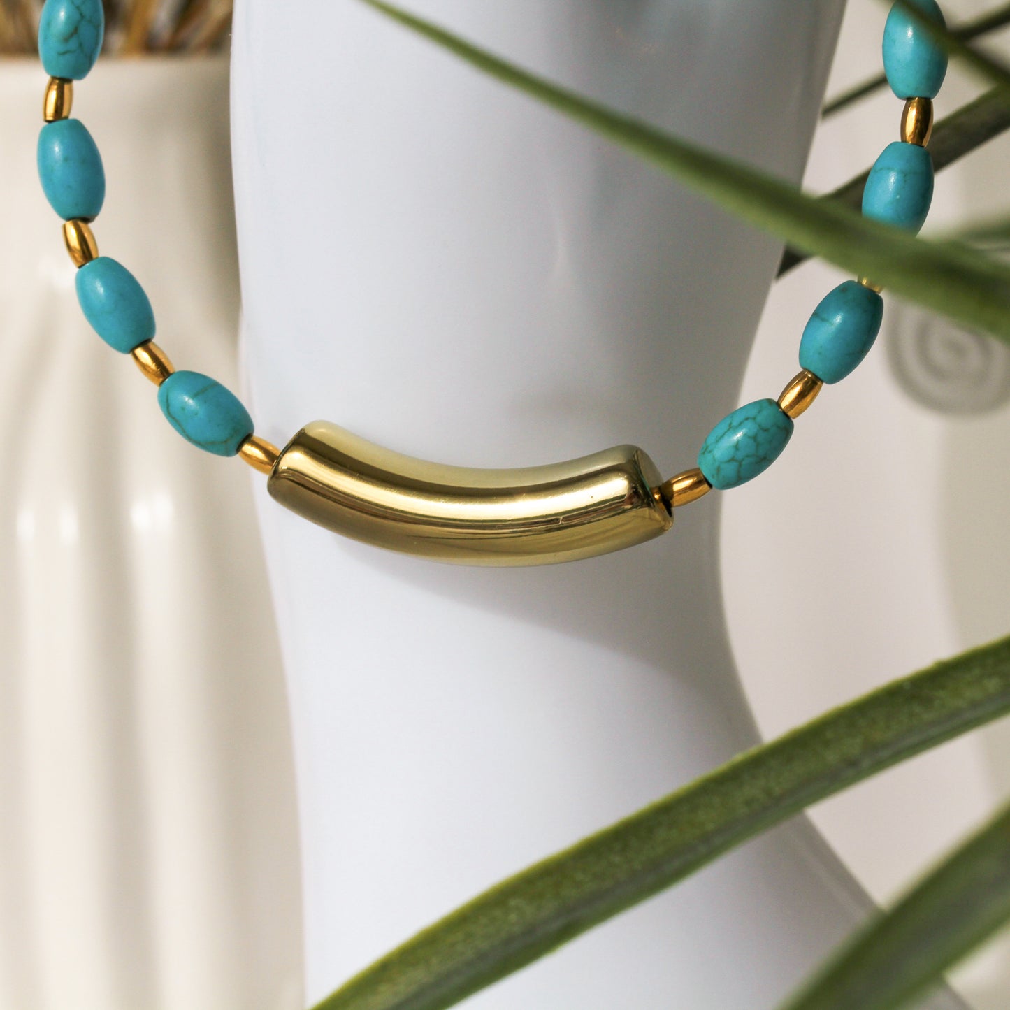 Helios Horizon – Türkises Armband mit goldenem Bogenelement