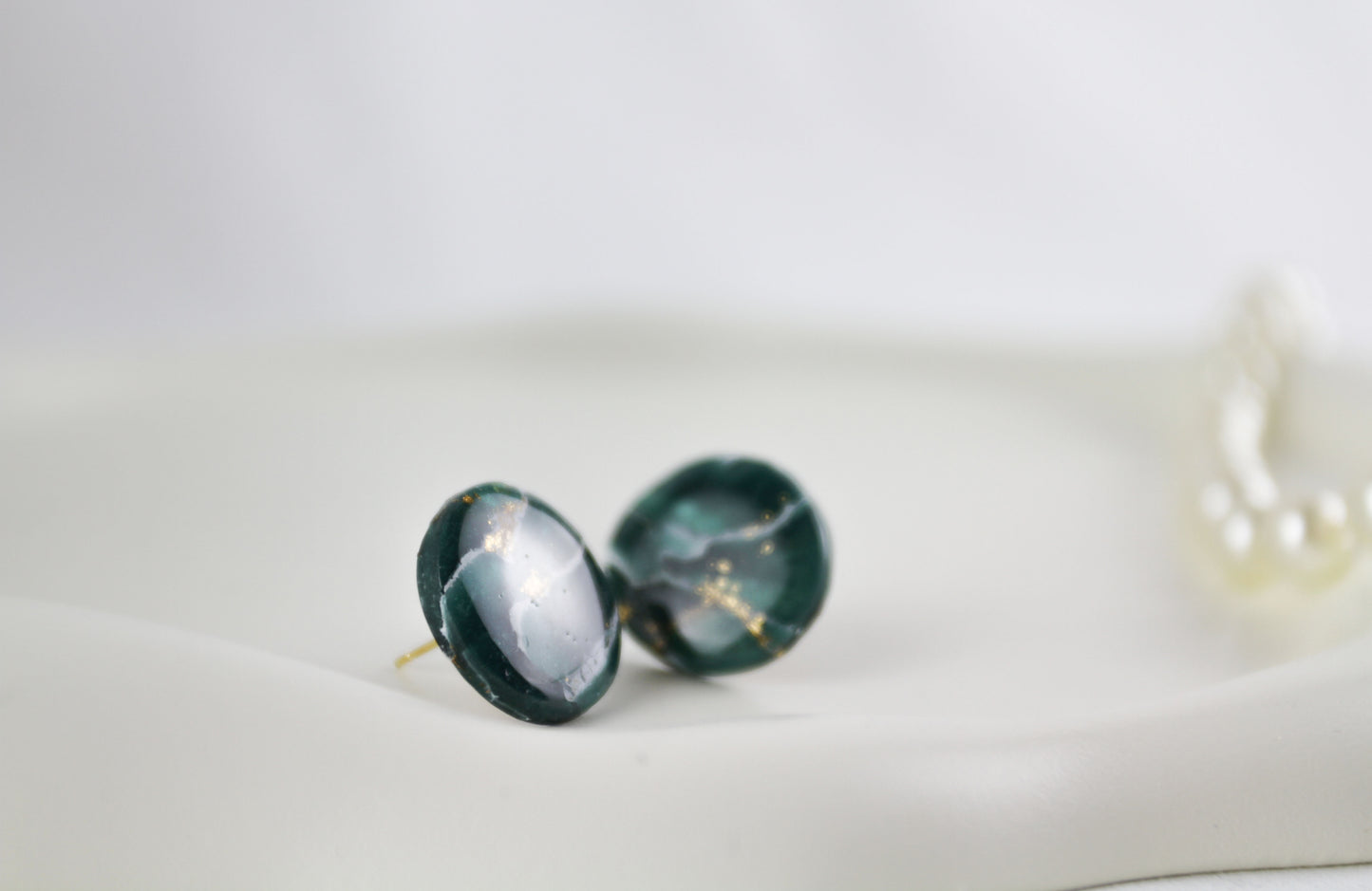 Grüne natursteininspirierte Statement Ohrringe – Kollektion Aureleaf | Handgemacht