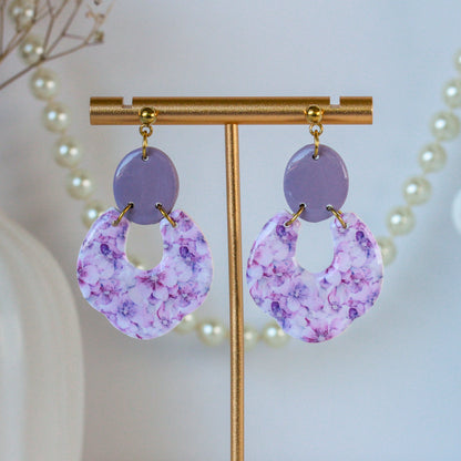 Velvet Blossom Loop – Ovale Rahmen-Ohrringe mit rosa Blütenmuster