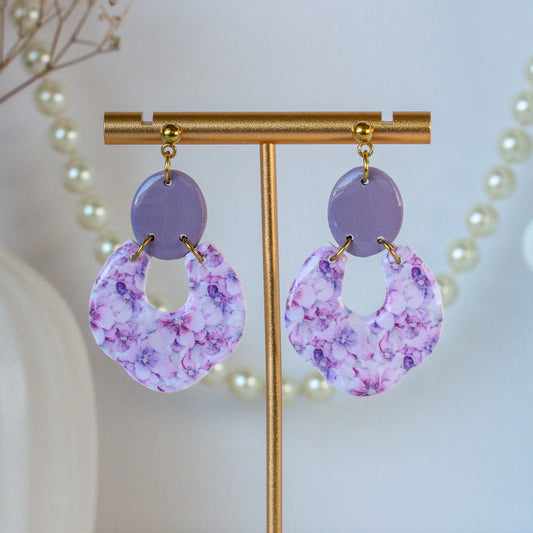 Velvet Blossom Loop – Ovale Rahmen-Ohrringe mit rosa Blütenmuster