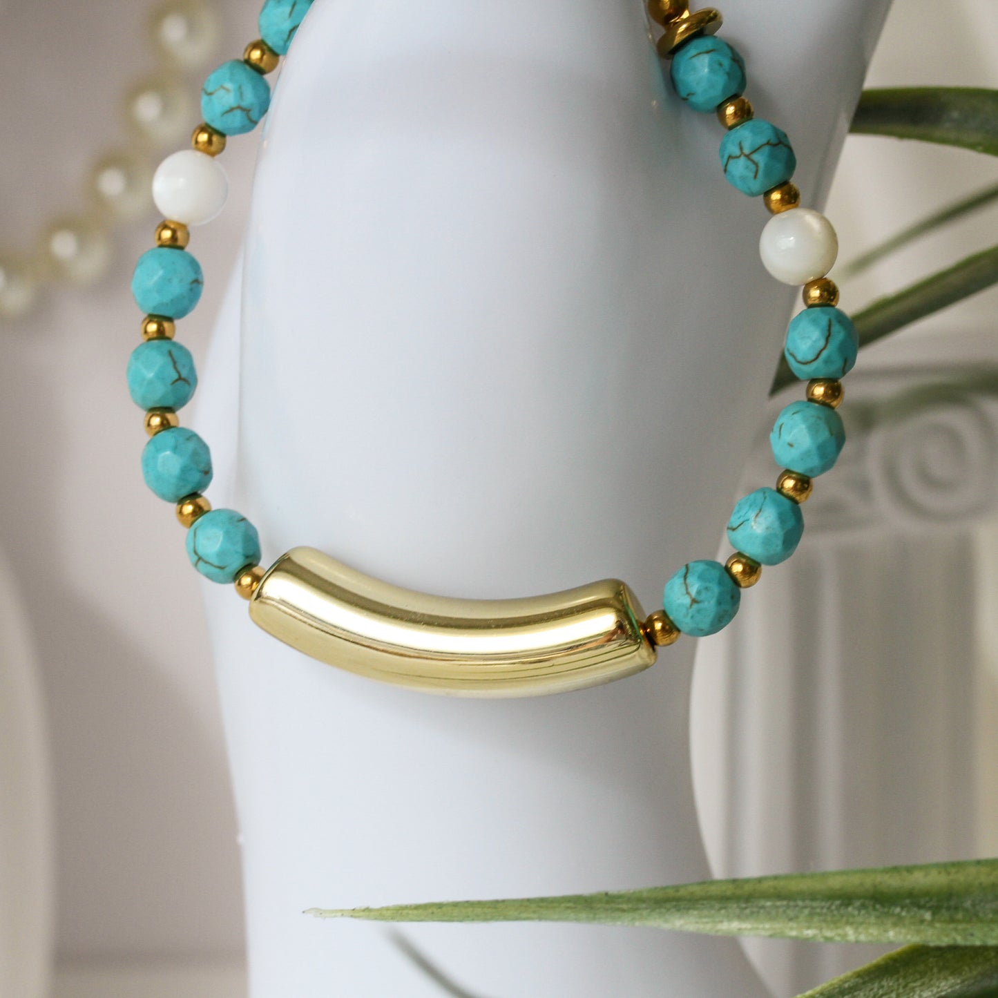 Eudora Curve – Türkises Armband mit goldenem Bogenelement