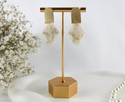 Weiß-Beige-Gold Geometrie – Handgefertigte Polymer Clay Statement Ohrringe