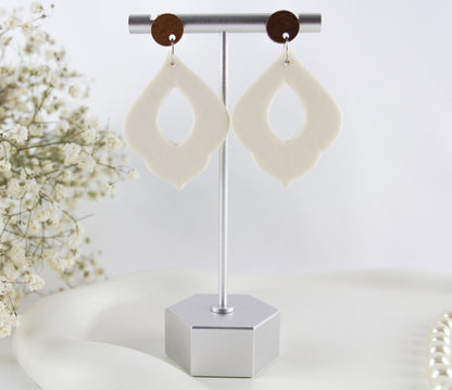 Weiße Statement-Ohrringe mit Walnussholz-Stecker – Handgefertigt aus Polymer Clay