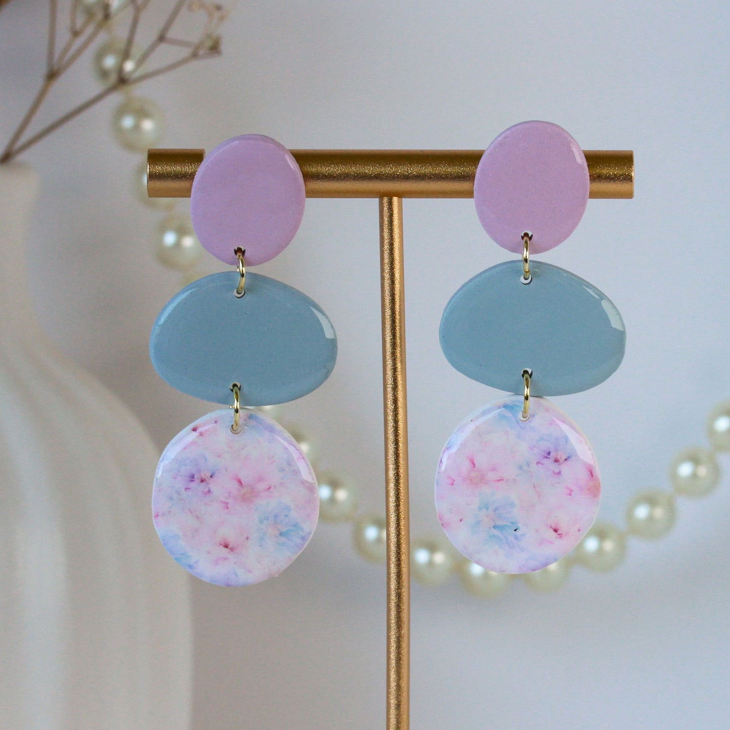 Soft Bloom Pastel Poetry – Dreistufige Kiesel-Ohrhänger mit Blütenmarmorierung