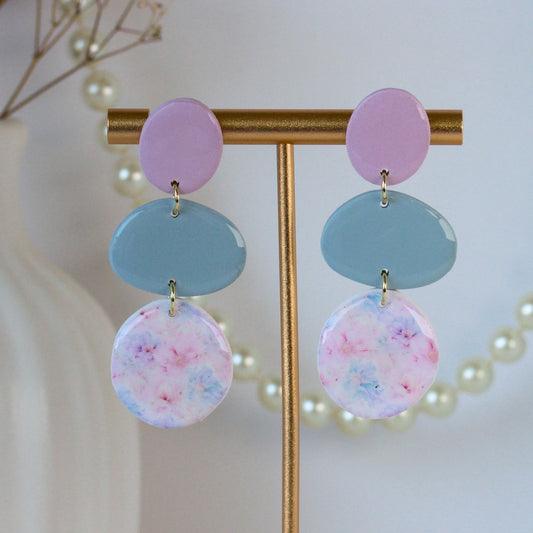 Soft Bloom Pastel Poetry – Dreistufige Kiesel-Ohrhänger mit Blütenmarmorierung