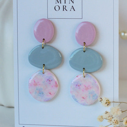 Soft Bloom Pastel Poetry – Dreistufige Kiesel-Ohrhänger mit Blütenmarmorierung
